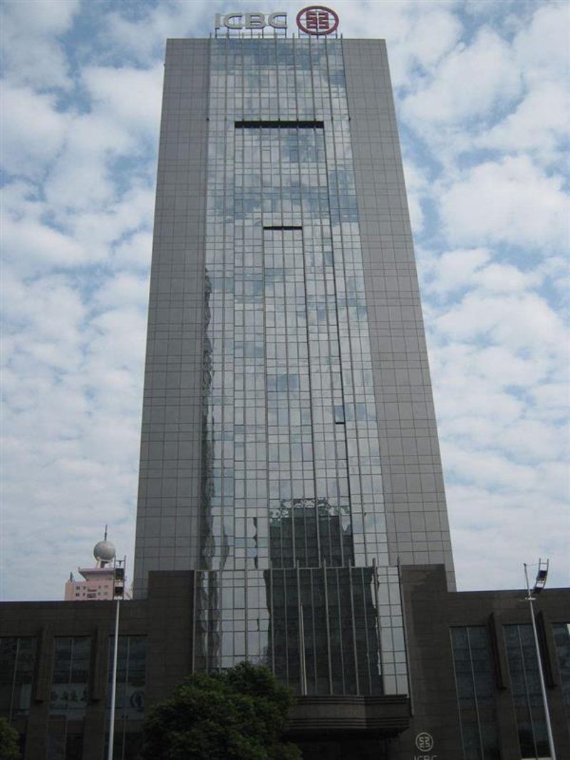 玻璃幕墙施工：城市的视觉艺术之旅